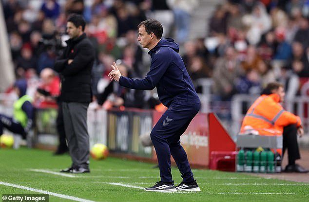 Los clubes obtienen ventaja sobre sus rivales en las artes oscuras: mover los postes, subir la temperatura en el vestuario y pintar las paredes de ROSA