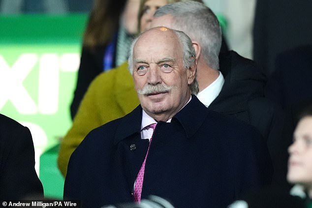 Dermot Desmond necesita urgentemente sacar otro conejo de la chistera para impulsar la búsqueda del entrenador del Celtic si se quiere sofocar la sensación de motín en el club.