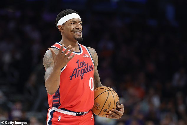 La superestrella de la NBA está fuera de temporada después de sufrir una fractura de cadera apenas unas semanas después de comenzar la nueva temporada.