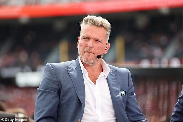 Pat McAfee acusa a los liberales que criticaron su entrevista con Trump el Día de los Veteranos de “odiar a las tropas”.