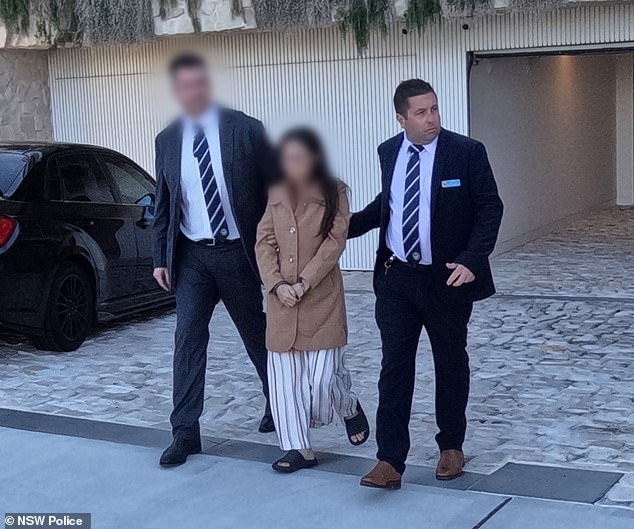 Madre e hija, de 25 años, son llevadas esposadas desde su lujosa mansión de Sydney por un fraude de 70 millones de dólares.