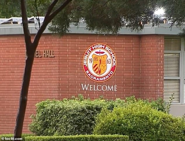 Indignación por los planes de admitir niñas en una prestigiosa escuela católica mientras los padres advierten que distraerá a los niños