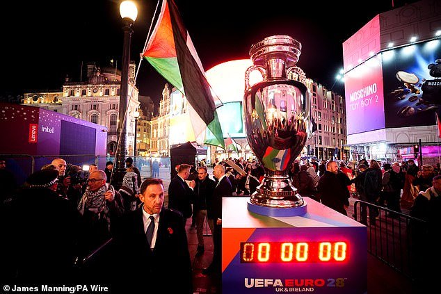 Manifestantes pro palestinos irrumpen en el evento inaugural de la Eurocopa 2028 en Londres, acusando a la “cómplice” UEFA de tener “sangre en sus manos” mientras pide que Israel sea excluido del torneo.