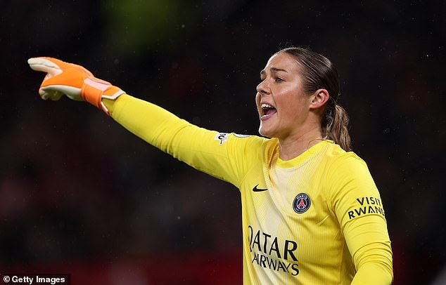 La jactanciosa Mary Earps intenta dejar que su fútbol hable en medio de explosivos argumentos autobiográficos mientras los abucheos ahogan su regreso al Man United.