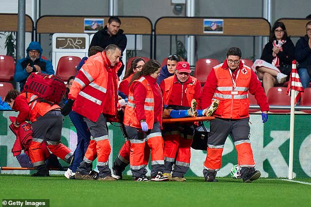 El futbolista de 21 años fue trasladado al hospital tras sufrir una “lesión cerebral traumática” tras desplomarse en escenas preocupantes durante el partido.