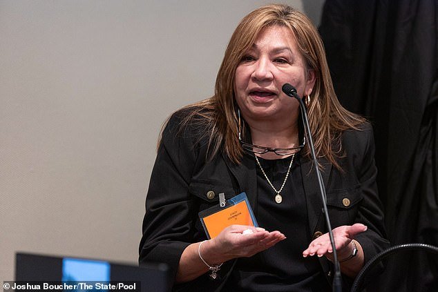 El ama de llaves de Alex Murdaugh dice que SABÍA que el abogado mató a su esposa e hijo como una bomba en un libro nuevo