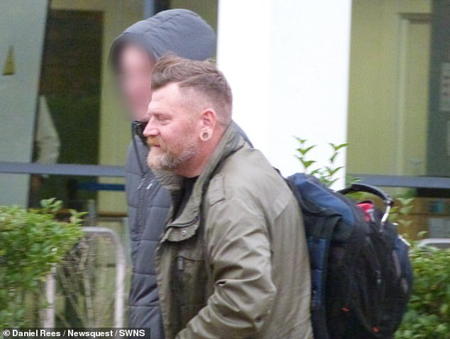 Binman, de 46 años, que derribó a un ciclista desnudo de su bicicleta antes de atacar a dos policías, abandona el tribunal