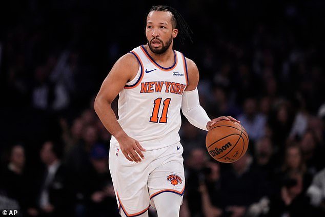 El desastre golpea a los New York Knicks cuando Jalen Brunson deja MSG “con botas para caminar y muletas” después de la derrota.