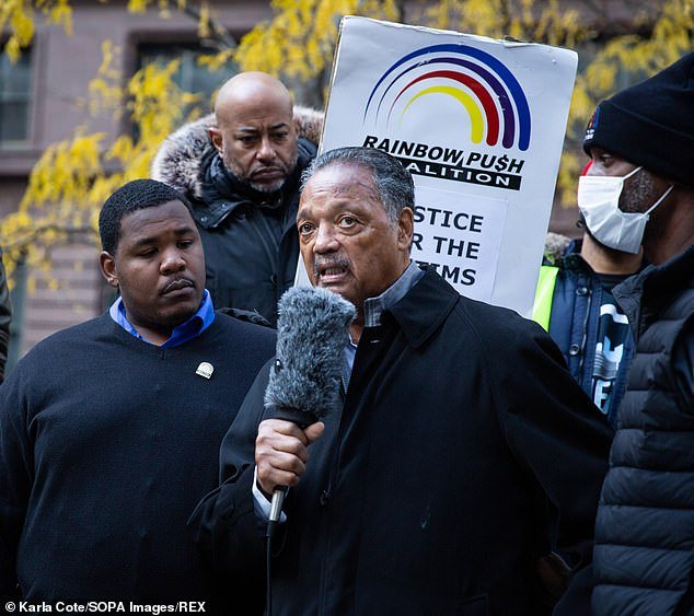 El activista de derechos civiles Rev. Jesse Jackson fue hospitalizado en Chicago