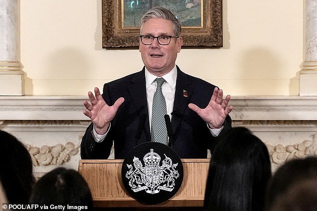 Starmer “será el próximo” cuando el asesor principal Morgan McSweeney se ve obligado a dimitir por la guerra informativa número 10, mientras el primer ministro “investiga” y se disculpa humilladamente ante Wes Streeting.