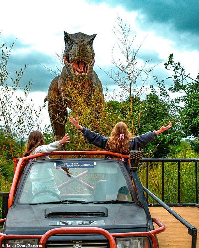 ¡El tiranosaurio está molesto! La atracción de dinosaurios del jardín se vio obligada a silenciar a los animales animatrónicos después de quejas de “ruidos de chillidos y bocinazos”.