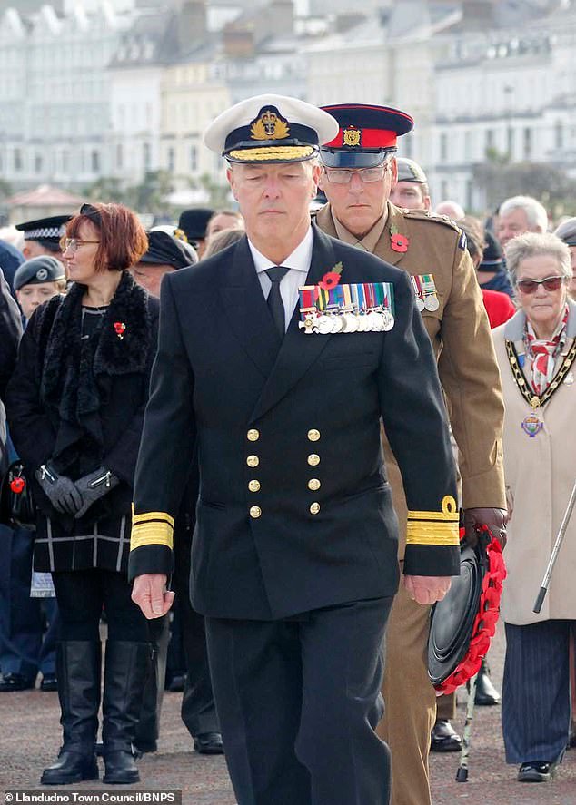 Almirante ‘falso’ con medallas ‘dudosas’ indigna a los veteranos cuando aparece para depositar una corona en el evento del Domingo del Recuerdo