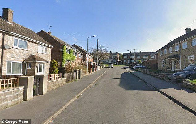 Un niño de seis años muere tras un “incidente médico” en su casa mientras la policía arresta a una mujer y una niña bajo sospecha de causar o permitir la muerte de un niño