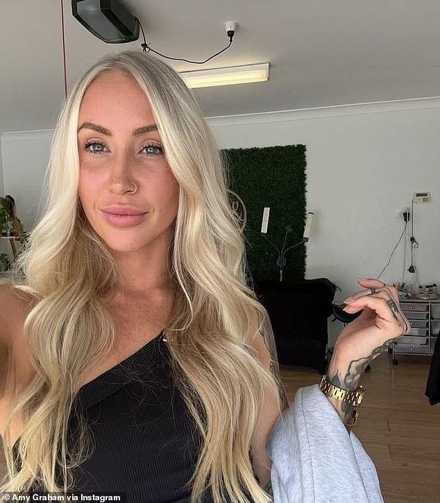 Los jinetes descubren su destino después de que apareció un video de uno de ellos inhalando un misterioso polvo blanco.