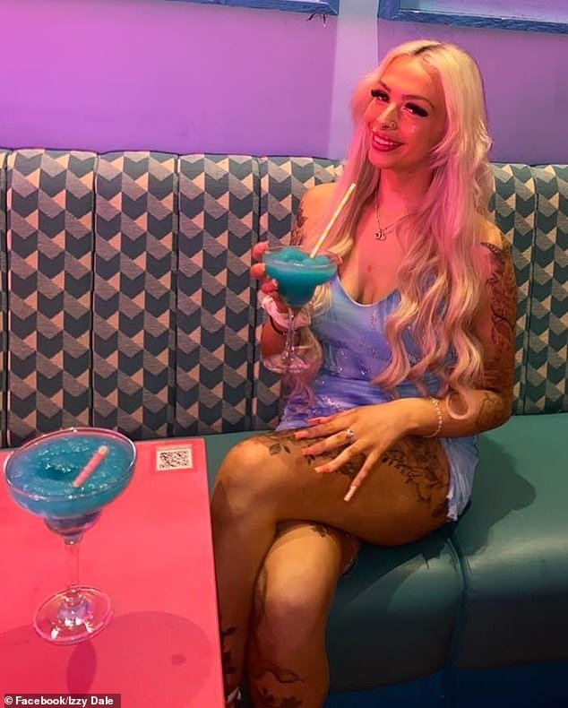 Un guardia de prisión que tuvo relaciones sexuales con un amante preso en la sala de oración de la prisión y colgó una foto enmarcada de ellos juntos encima de su cama se enfrenta a años tras las rejas.