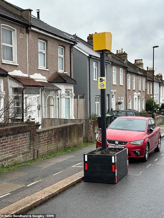 Los residentes frustrados instalaron un radar falso para detener el exceso de velocidad en su calle, pero el ayuntamiento lo retira tan pronto como funciona.