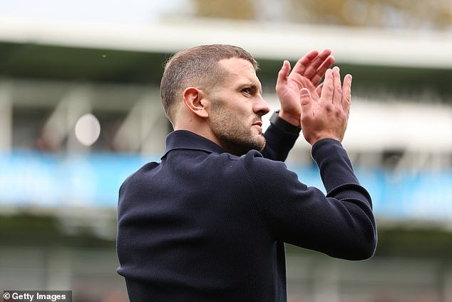 Dentro del resurgimiento de Luton Town de Jack Wilshere: cómo el ex jugador del Arsenal se gana a los jugadores con trabajo duro y WhatsApps nocturnos, el papel especial que asigna a la estrella lesionada y cómo responde a los viles abusos que demuestran su inteligencia emocional