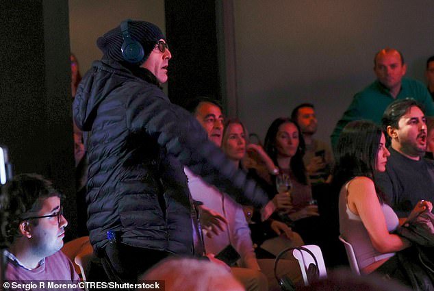 El tío de Luis Rubiales rompe su silencio al arrojar HUEVOS a su deshonrado sobrino del ex entrenador del fútbol español en la presentación del libro, como una broma relativa “despiadada”: “Me siento como si acabara de regresar de unas vacaciones en Benidorm”.