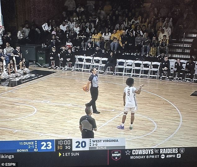 Seis jugadoras fueron expulsadas en un loco partido de baloncesto femenino entre Duke y West Virginia cuando los desvalidos lograron una gran sorpresa.