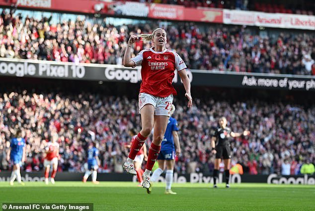 Cómo Alessia Russo está convirtiendo la fama de sus Leonas en una revolución en el fútbol base, escribe TARA ANSON-WALSH