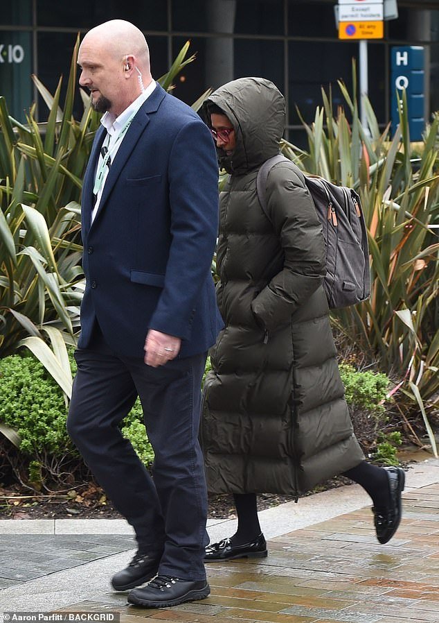 Naga Munchetty muestra tensión cuando sale del desayuno de la BBC con un guardia de seguridad mientras enfrenta una investigación formal sobre acusaciones de intimidación.
