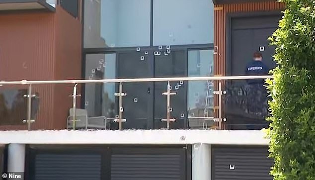 Imágenes impactantes emergen de un momento “imprudente” donde una casa fue atacada con una ametralladora