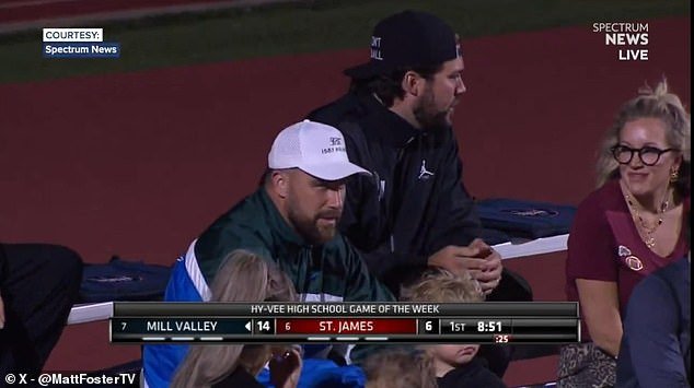 Travis Kelce cambia la NFL por Friday Night Lights mientras la estrella de los Chiefs apoya al equipo de la escuela secundaria de un amigo