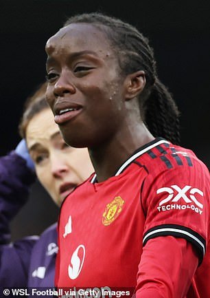El derbi femenino entre Man United y Man City fue cancelado porque los jugadores se enfrentaron violentamente. ¡Entonces compara el tamaño de sus bultos!