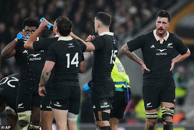 Esto fue más que una derrota para los All Blacks: se sintió como la muerte de una idea: el histórico triunfo de Inglaterra en Twickenham demostró que Nueva Zelanda había perdido su aura, identidad y grandeza, escribe OLIVER HOLT