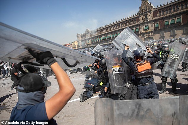 La protesta anticorrupción en México termina en caos cuando miles de manifestantes de la Generación Z irrumpen en el Palacio Nacional