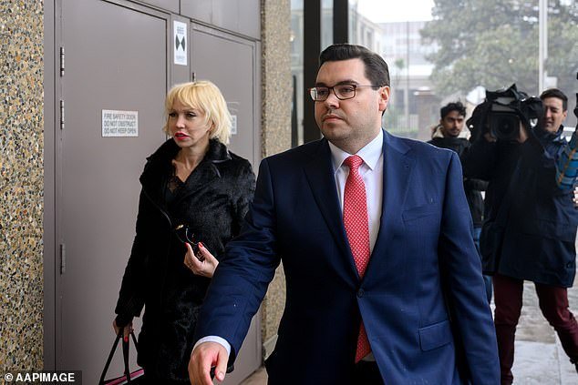 Actualización importante después de que la abogada de Bruce Lehrmann, Zali Burrows, descubriera viles mensajes de voz que le enviaron después de que ella lo defendió en la corte.