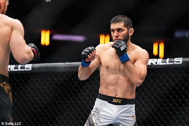 Islam Makhachev derrota a Jack Della Maddalena y se convierte en doble campeón en UFC 322