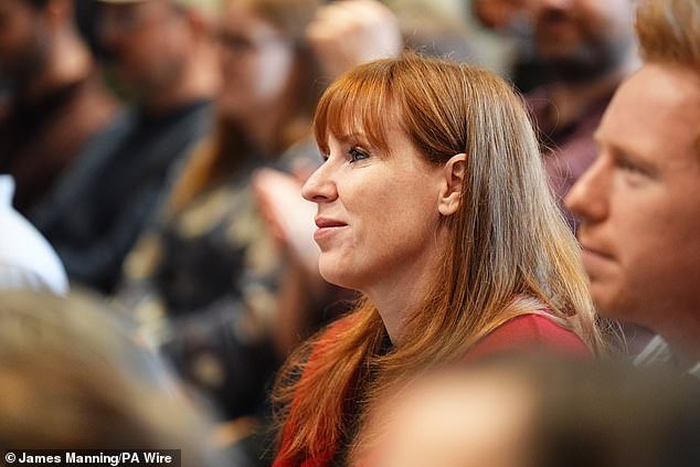 Los tiburones rodean al herido Starmer: ahora Angela Rayner se dirige al Partido Laborista y dice que “no se ha ido” y que “ya está ofreciendo a los parlamentarios puestos en el gabinete” antes del presupuesto.