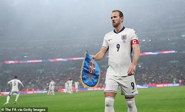 El capitán de Inglaterra y estrella del Bayern de Múnich, Harry Kane, revela el trofeo que DEBE ganar para tener alguna posibilidad de ganar el Balón de Oro.