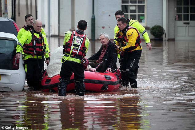 Ahora, a la limpieza: familias y empresas están comenzando la desgarradora reparación y recuperación de las inundaciones causadas por la tormenta Claudia en Gales.