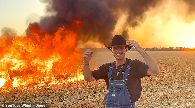 Estrella de YouTube arrestada por evasión fiscal de un Ferrari de 400.000 dólares que compró antes de “quemarlo” para obtener vistas