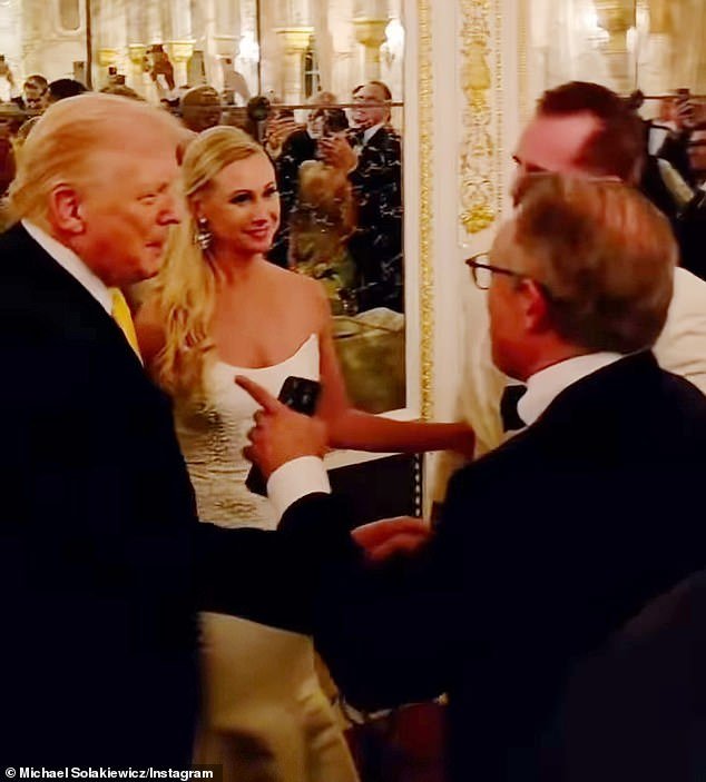 Trump irrumpe en la boda de Mar-a-Lago para hablar de ir al cielo… pero los cristianos de MAGA están enojados
