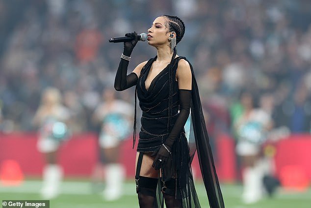 Los furiosos fanáticos de la NFL acusaron al cantante de vestirse como un “stripper” para interpretar el “irrespetuoso” himno nacional de Estados Unidos en un partido en Madrid.