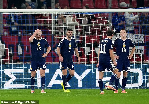ESCOCIA LLEVA UNA VIDA ENCANTADORA: El equipo de Steve Clarke todavía se aferra al sueño de la Copa del Mundo… pero no pueden esperar jugar tan mal y seguir saliéndose con la suya.