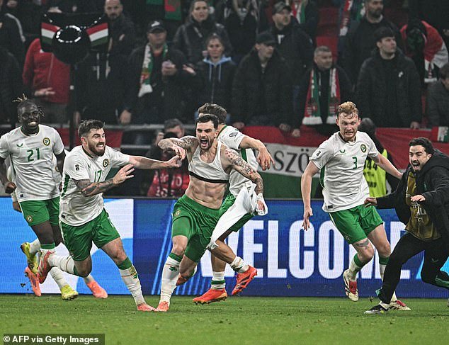 ¡El coraje de los irlandeses! Drama mientras Irlanda sella el lugar en los play-offs de la Copa del Mundo después de anotar el gol de la victoria en el tiempo de descuento mientras una estrella olvidada de la Premier League emerge como héroe del hat-trick