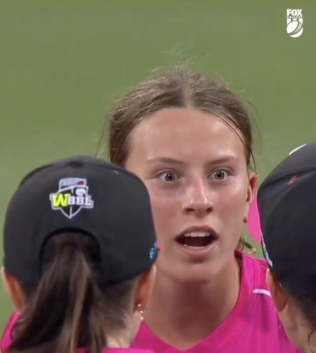 Mira el momento viral en el que le dicen a la estrella del cricket de 16 años que acaba de lograr una hazaña increíble que la mayoría de los jugadores persiguen a lo largo de toda su carrera.