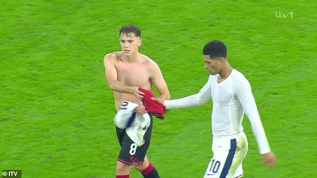 Jude Bellingham recibe un tratamiento de meme mientras intercambia camisetas con un jugador albanés MEDIO TIEMPO del partido de clasificación para la Copa Mundial de Inglaterra