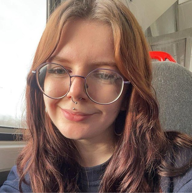 Una mujer de 21 años es encontrada muerta en una tranquila ciudad costera: un hombre de 29 años es arrestado por “asesinato”.