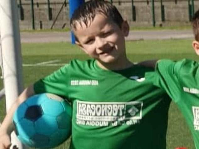 En la foto: Niño de nueve años cuya madre le cortó el cuello con un gran cuchillo de cocina en Italia.