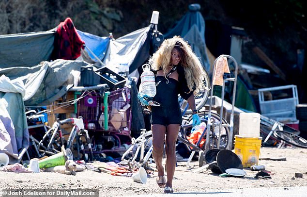 El plan ‘ridículo’ de una ciudad de California para ayudar a las personas sin hogar… mientras los locales y el gobierno federal destrozan el plan