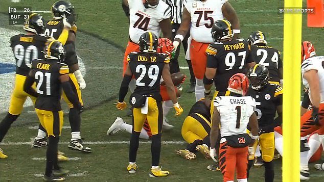 La estrella de la NFL SE EXTRAÑA por golpear a su rival mientras el tenso choque entre los Bengals y los Steelers estalla en impactantes escenas de violencia.