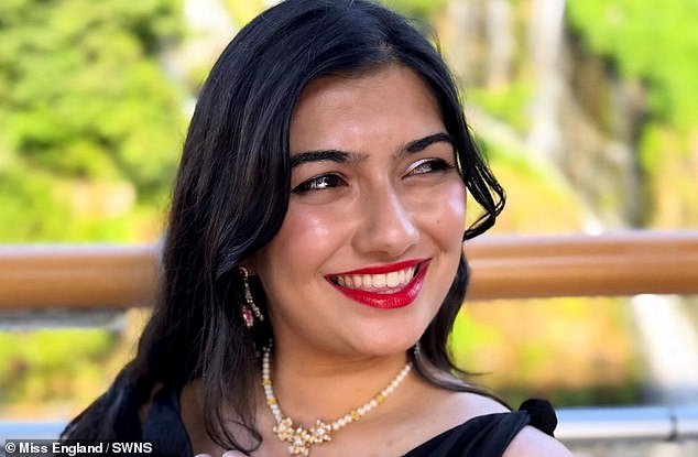 La expiloto de la RAF, de 26 años, cambia la pista por una pasarela mientras intenta conseguir el título de Miss Inglaterra.