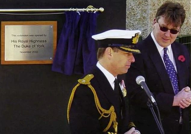 Se retirarán placas descubiertas por Andrew Mountbatten-Windsor en las Islas Malvinas