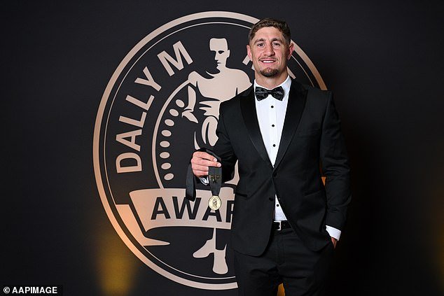 Vea toda la evidencia sólida que muestra que una de las estrellas del fútbol más importantes de Australia está en camino de ser suspendida del juego por 10 AÑOS.