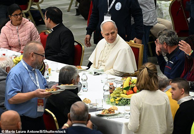 El Papa Leo, nacido en Chicago, desaira a un grupo de mujeres trans durante una cena sagrada en el Vaticano